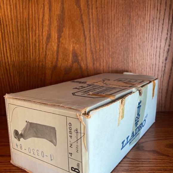 Lladro     No 4869    Boy Kissing  Includes box - Picture 5 of 7